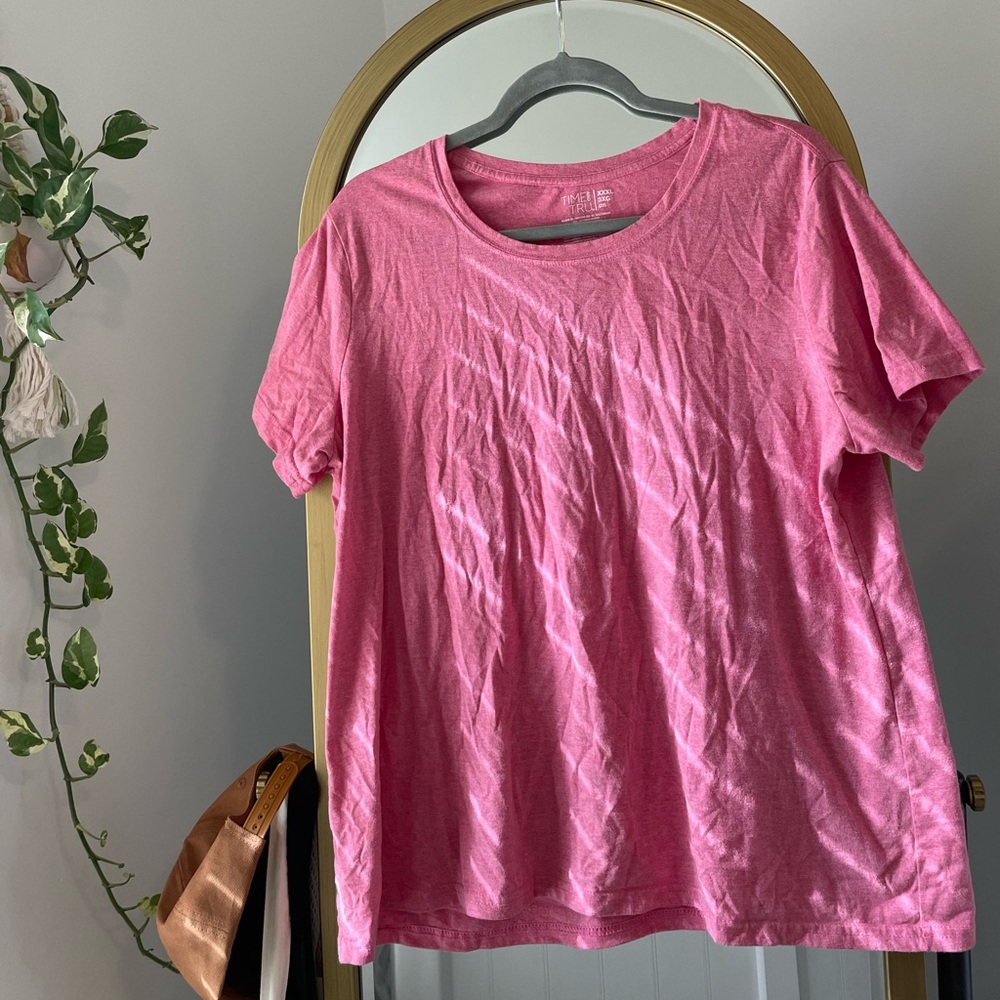 Light pink t-shirt. Size XXXL.